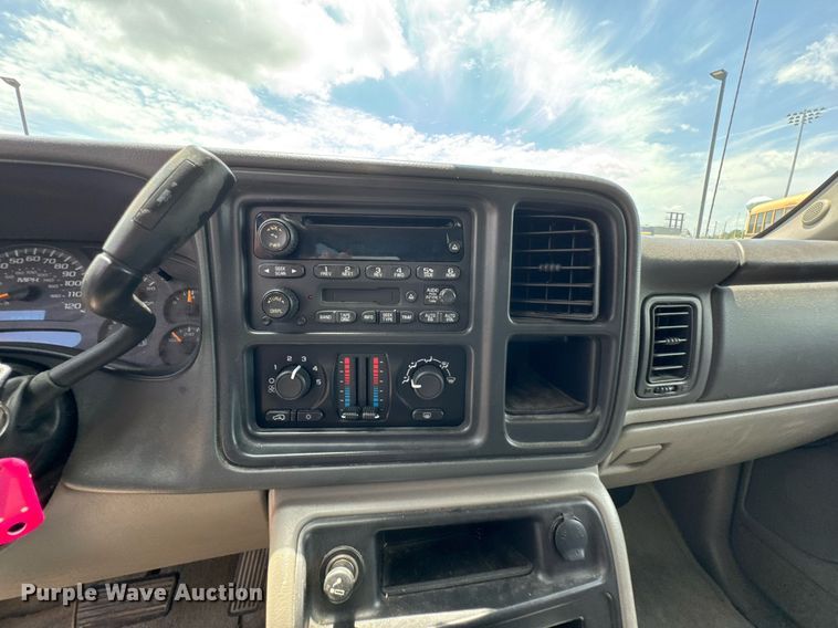 image for item DU9347 2004 Chevrolet Suburban 1500 SUV