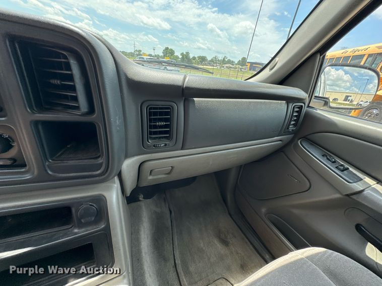 image for item DU9347 2004 Chevrolet Suburban 1500 SUV