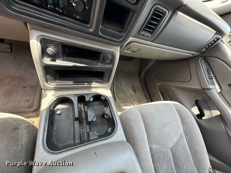 image for item DU9347 2004 Chevrolet Suburban 1500 SUV