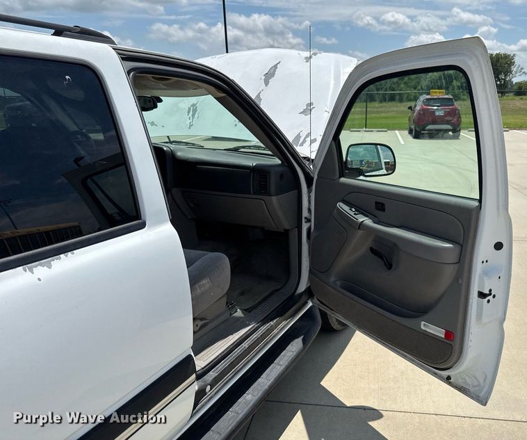 image for item DU9347 2004 Chevrolet Suburban 1500 SUV