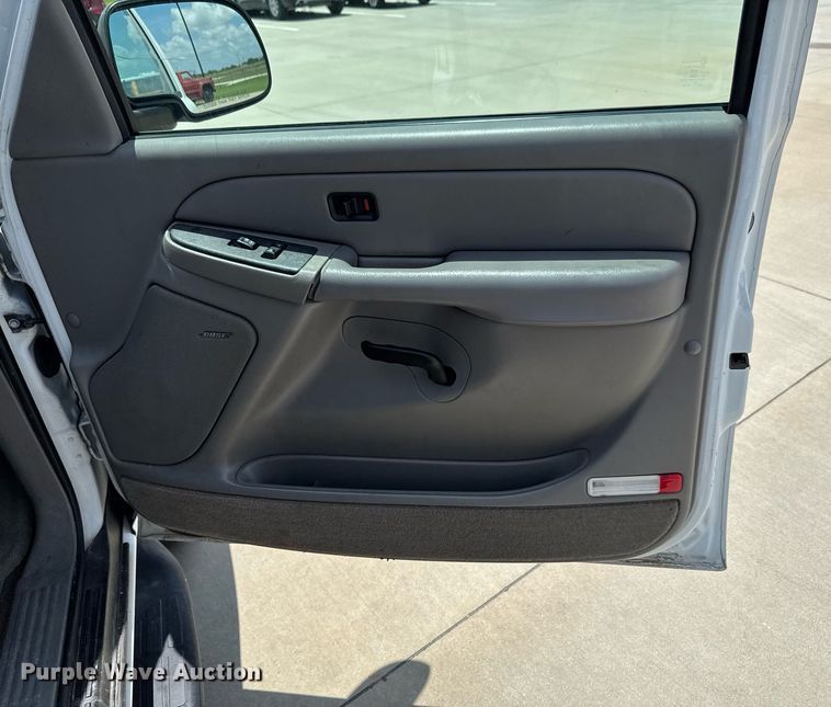 image for item DU9347 2004 Chevrolet Suburban 1500 SUV