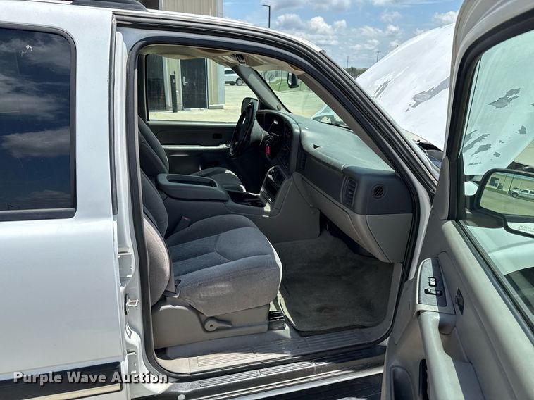 image for item DU9347 2004 Chevrolet Suburban 1500 SUV