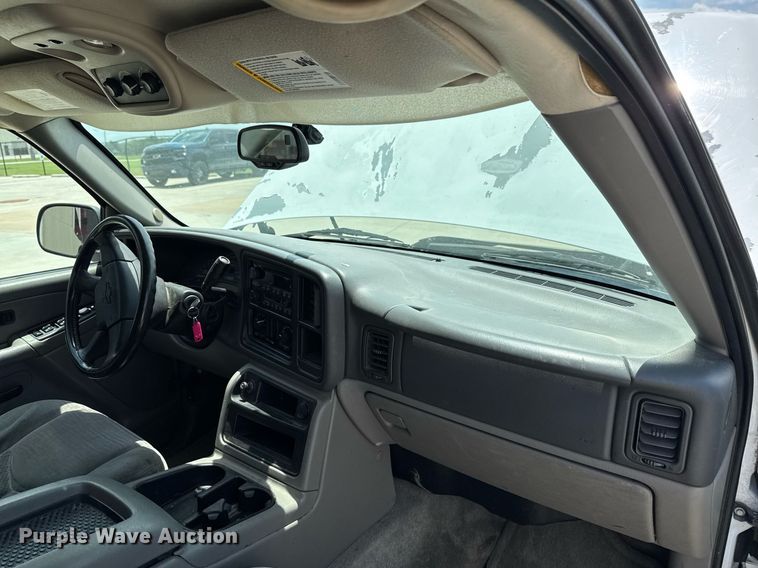 image for item DU9347 2004 Chevrolet Suburban 1500 SUV