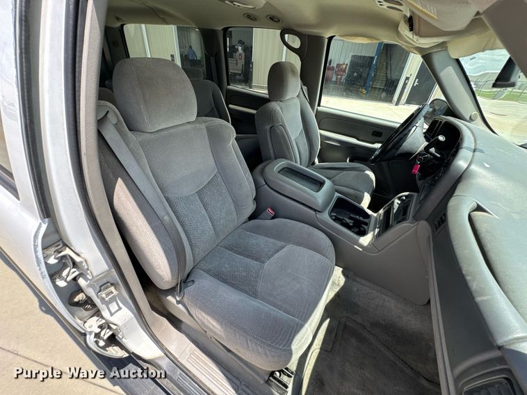 image for item DU9347 2004 Chevrolet Suburban 1500 SUV