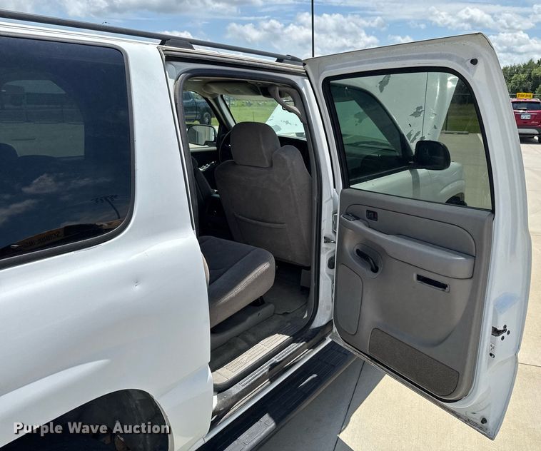image for item DU9347 2004 Chevrolet Suburban 1500 SUV