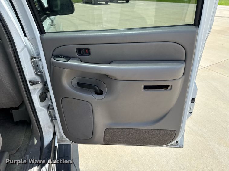 image for item DU9347 2004 Chevrolet Suburban 1500 SUV