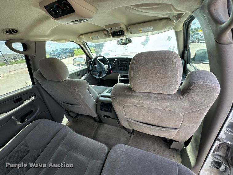 image for item DU9347 2004 Chevrolet Suburban 1500 SUV