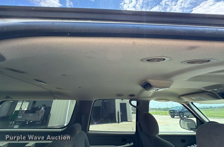 image for item DU9347 2004 Chevrolet Suburban 1500 SUV