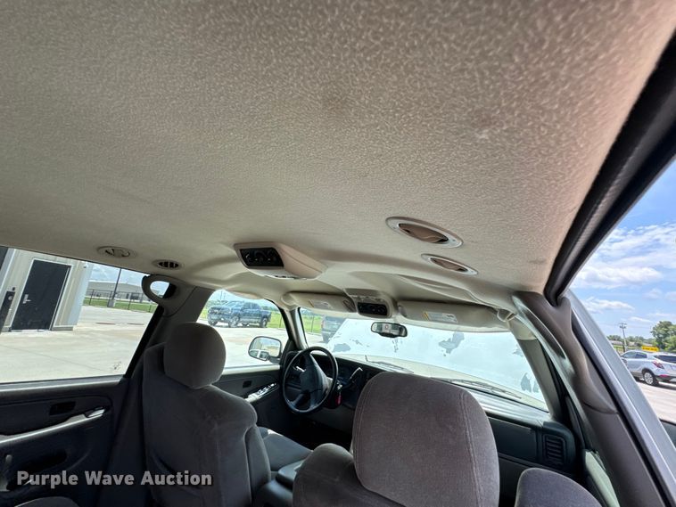 image for item DU9347 2004 Chevrolet Suburban 1500 SUV