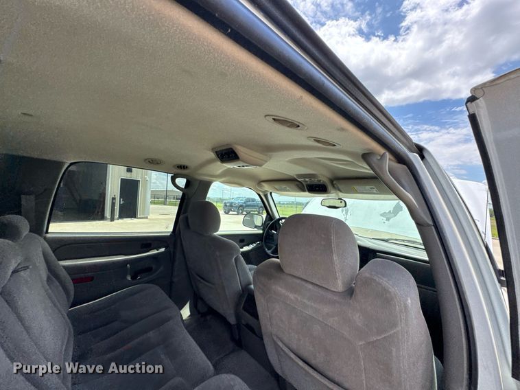 image for item DU9347 2004 Chevrolet Suburban 1500 SUV