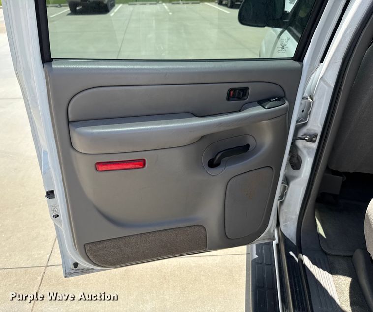 image for item DU9347 2004 Chevrolet Suburban 1500 SUV