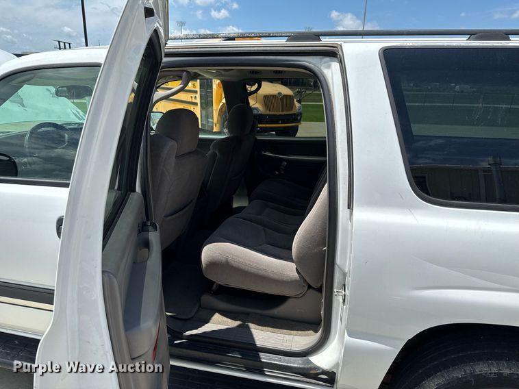 image for item DU9347 2004 Chevrolet Suburban 1500 SUV
