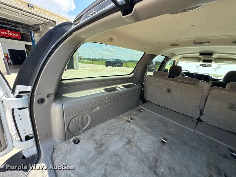 image for item DU9347 2004 Chevrolet Suburban 1500 SUV