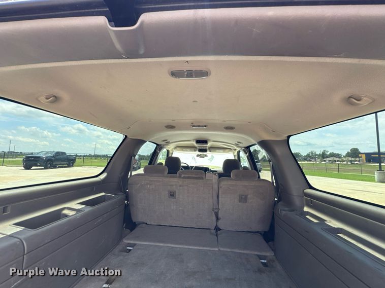 image for item DU9347 2004 Chevrolet Suburban 1500 SUV