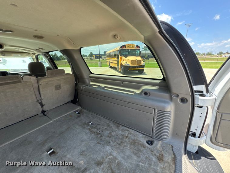 image for item DU9347 2004 Chevrolet Suburban 1500 SUV