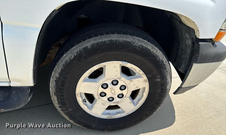 image for item DU9347 2004 Chevrolet Suburban 1500 SUV