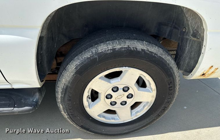 image for item DU9347 2004 Chevrolet Suburban 1500 SUV