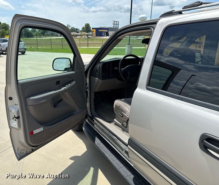 image for item DU9348 2004 Chevrolet Suburban 1500 SUV