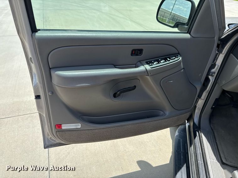 image for item DU9348 2004 Chevrolet Suburban 1500 SUV