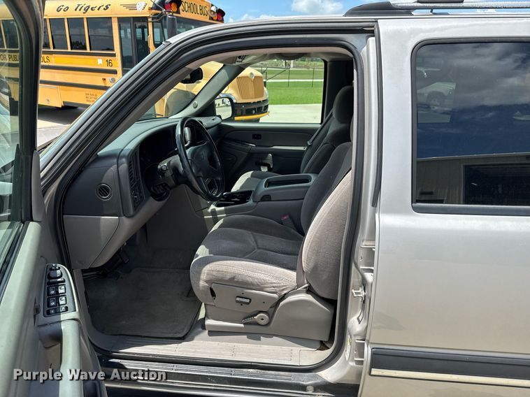 image for item DU9348 2004 Chevrolet Suburban 1500 SUV