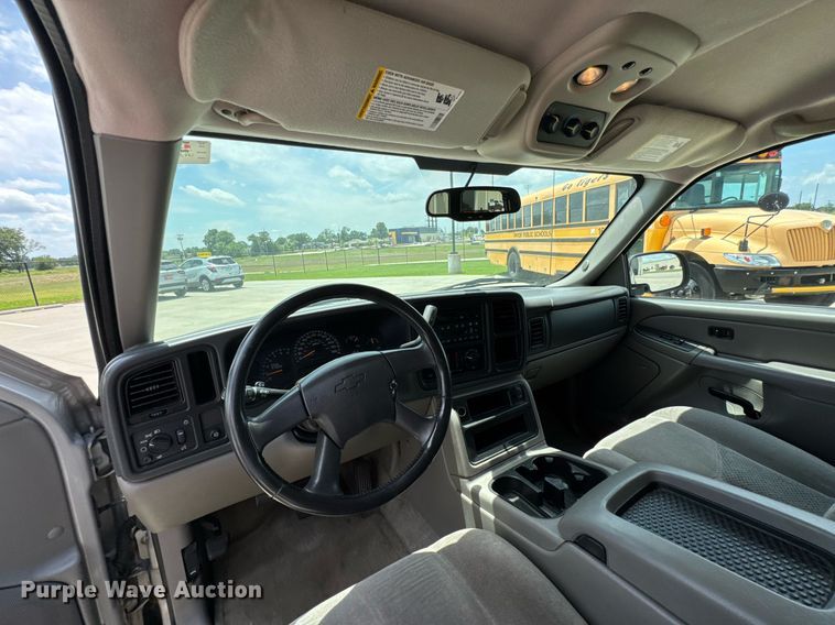image for item DU9348 2004 Chevrolet Suburban 1500 SUV