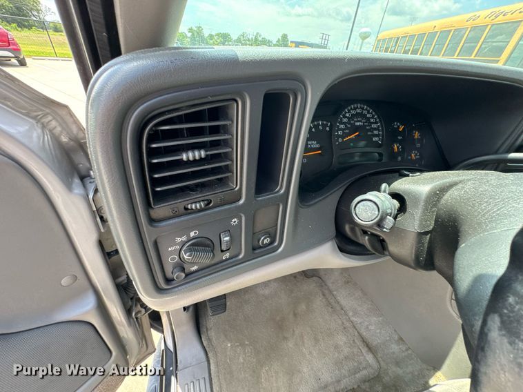 image for item DU9348 2004 Chevrolet Suburban 1500 SUV