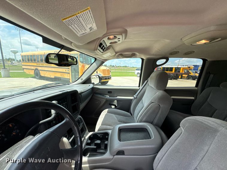 image for item DU9348 2004 Chevrolet Suburban 1500 SUV