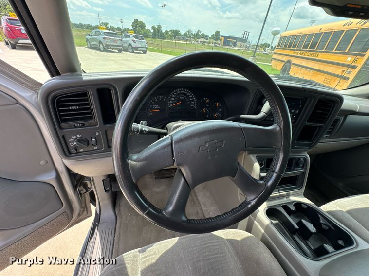 image for item DU9348 2004 Chevrolet Suburban 1500 SUV