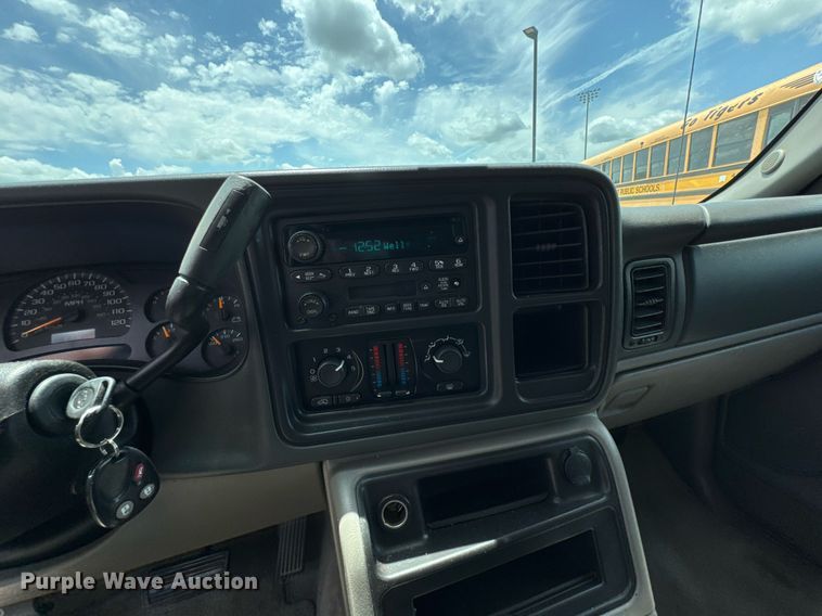 image for item DU9348 2004 Chevrolet Suburban 1500 SUV