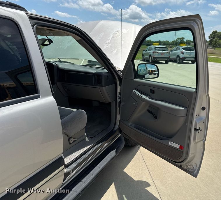 image for item DU9348 2004 Chevrolet Suburban 1500 SUV