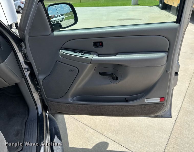 image for item DU9348 2004 Chevrolet Suburban 1500 SUV