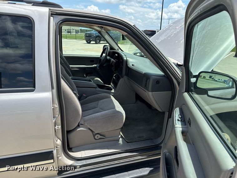 image for item DU9348 2004 Chevrolet Suburban 1500 SUV