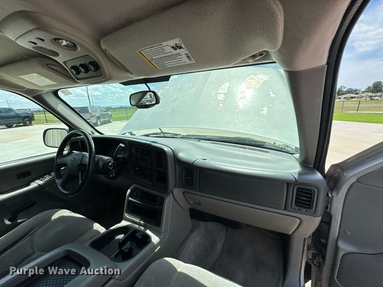 image for item DU9348 2004 Chevrolet Suburban 1500 SUV