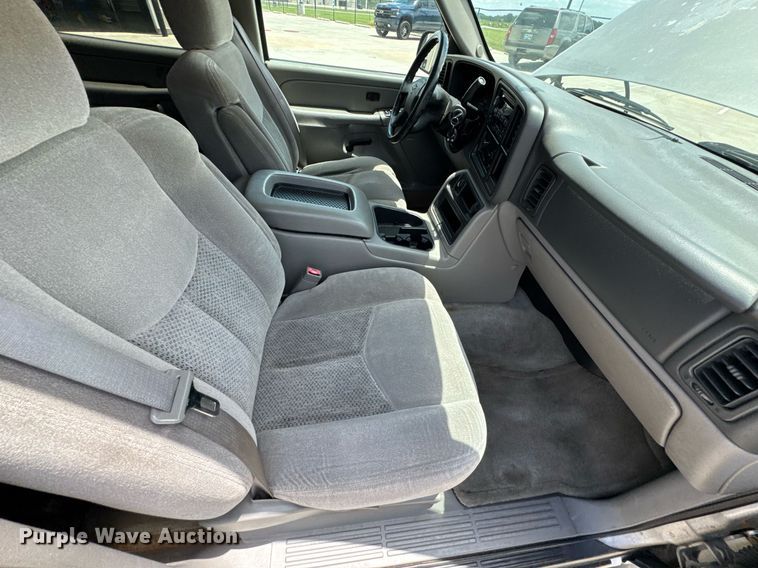 image for item DU9348 2004 Chevrolet Suburban 1500 SUV