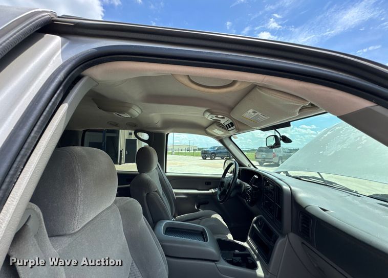 image for item DU9348 2004 Chevrolet Suburban 1500 SUV