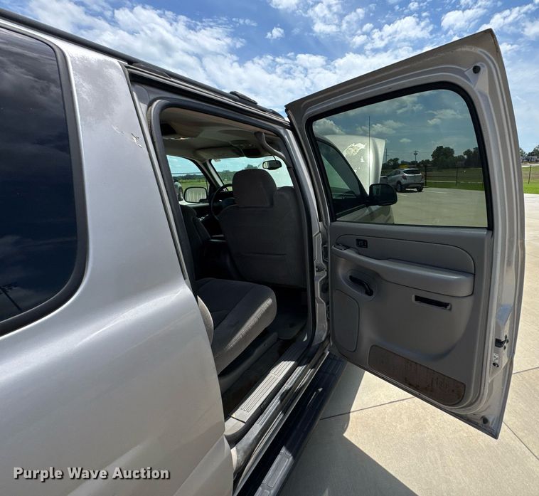 image for item DU9348 2004 Chevrolet Suburban 1500 SUV