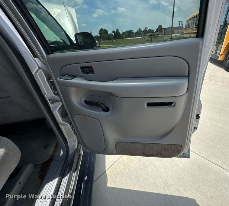 image for item DU9348 2004 Chevrolet Suburban 1500 SUV