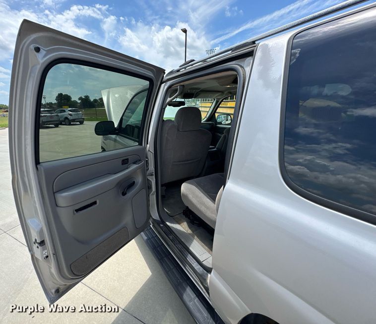 image for item DU9348 2004 Chevrolet Suburban 1500 SUV