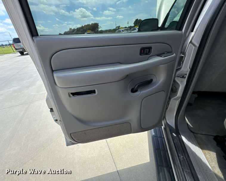 image for item DU9348 2004 Chevrolet Suburban 1500 SUV