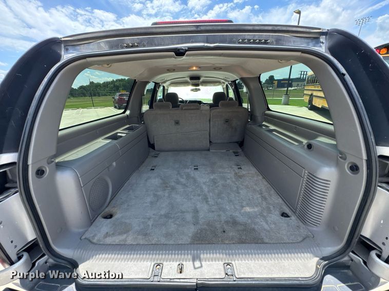 image for item DU9348 2004 Chevrolet Suburban 1500 SUV