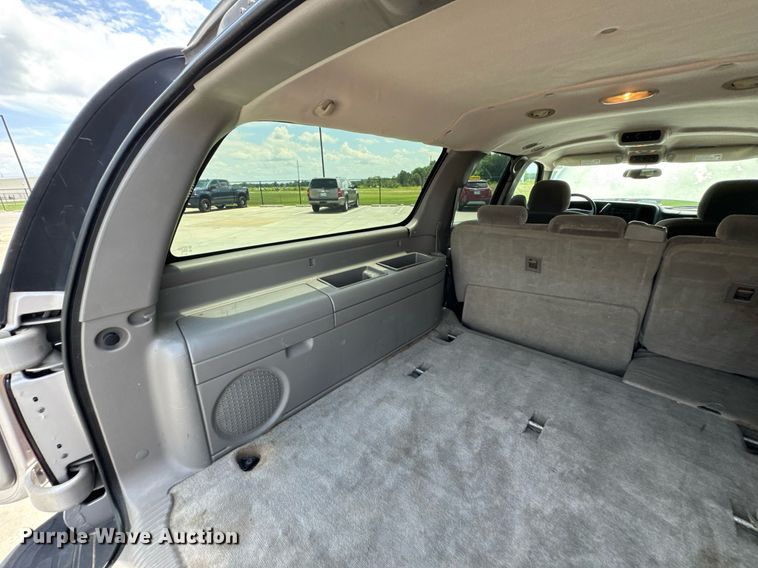 image for item DU9348 2004 Chevrolet Suburban 1500 SUV