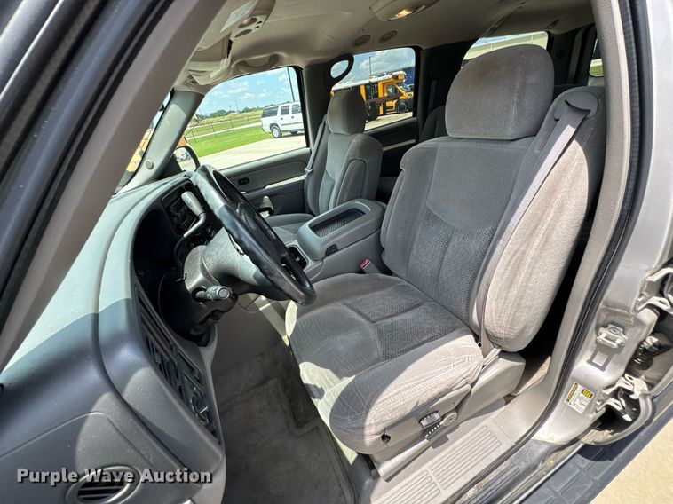 image for item DU9348 2004 Chevrolet Suburban 1500 SUV