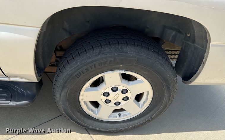 image for item DU9348 2004 Chevrolet Suburban 1500 SUV