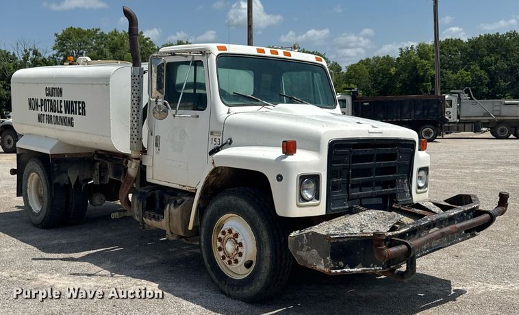 image for item DU9355 1981 International 1854 water truck