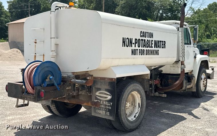 image for item DU9355 1981 International 1854 water truck