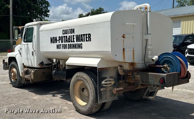 image for item DU9355 1981 International 1854 water truck