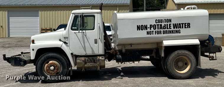 image for item DU9355 1981 International 1854 water truck