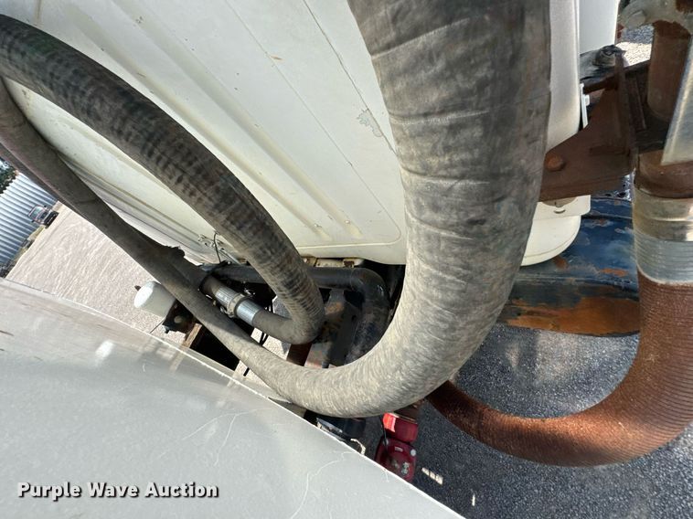 image for item DU9355 1981 International 1854 water truck