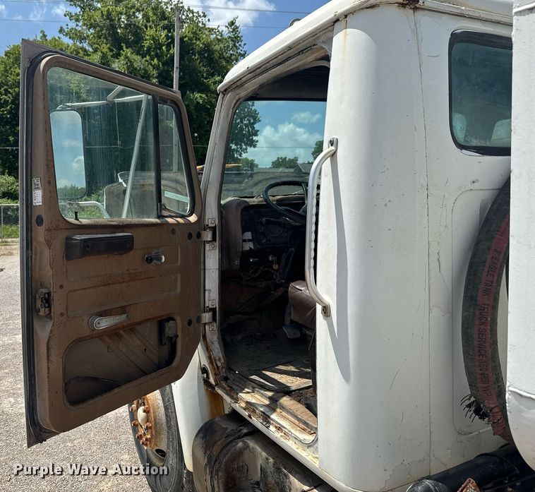 image for item DU9355 1981 International 1854 water truck