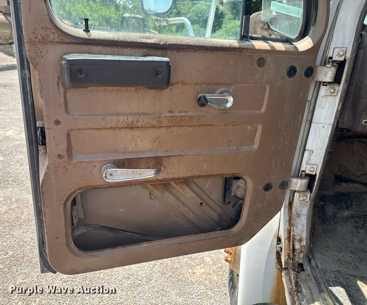 image for item DU9355 1981 International 1854 water truck